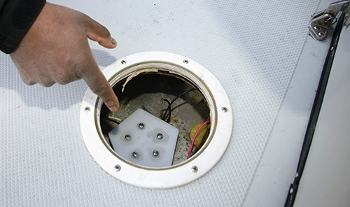 Wireless fluid-level measurement system in boat’s deck