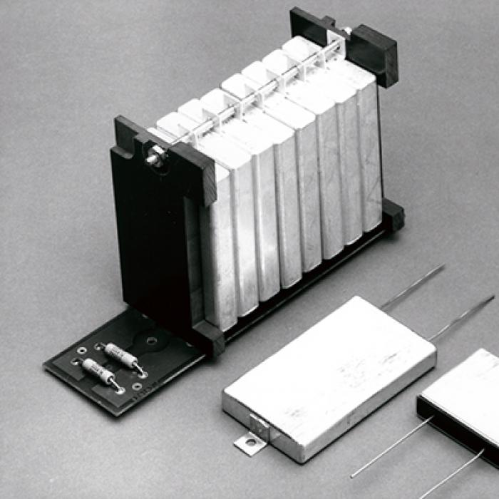 A low gasing electrolytic capacitor